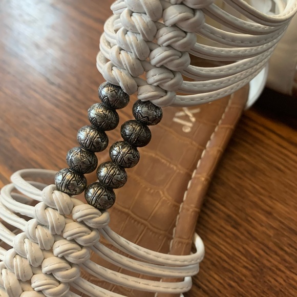 NWOT WHITE SANDALS - Picture 4 of 5